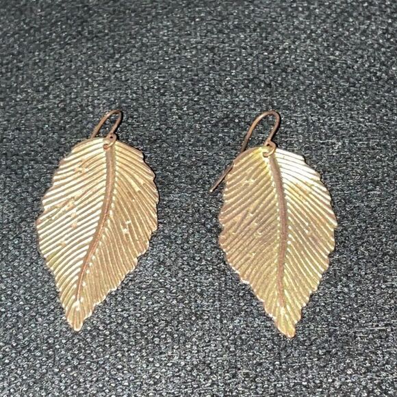 Thin metal leaf earrings - Picture 2 of 3